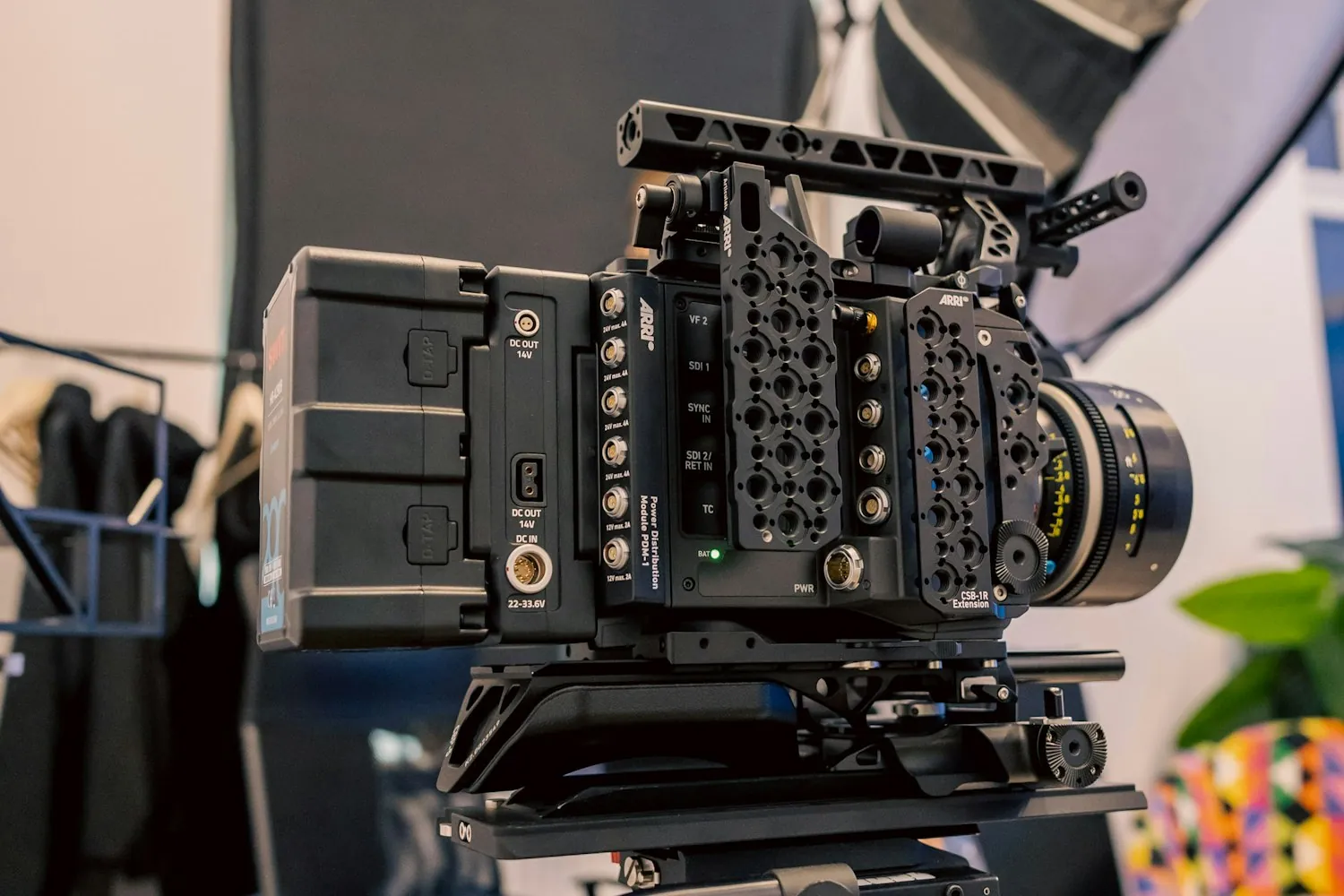 Caméra cinéma professionnelle sur trépied en studio de tournage