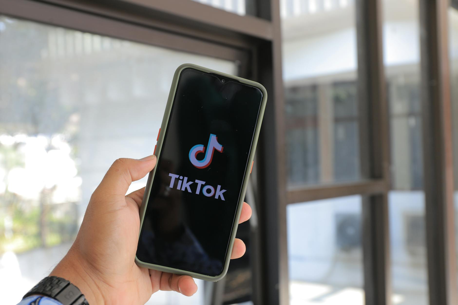 Comment récupérer son compte TikTok — personne utilisant l'application TikTok