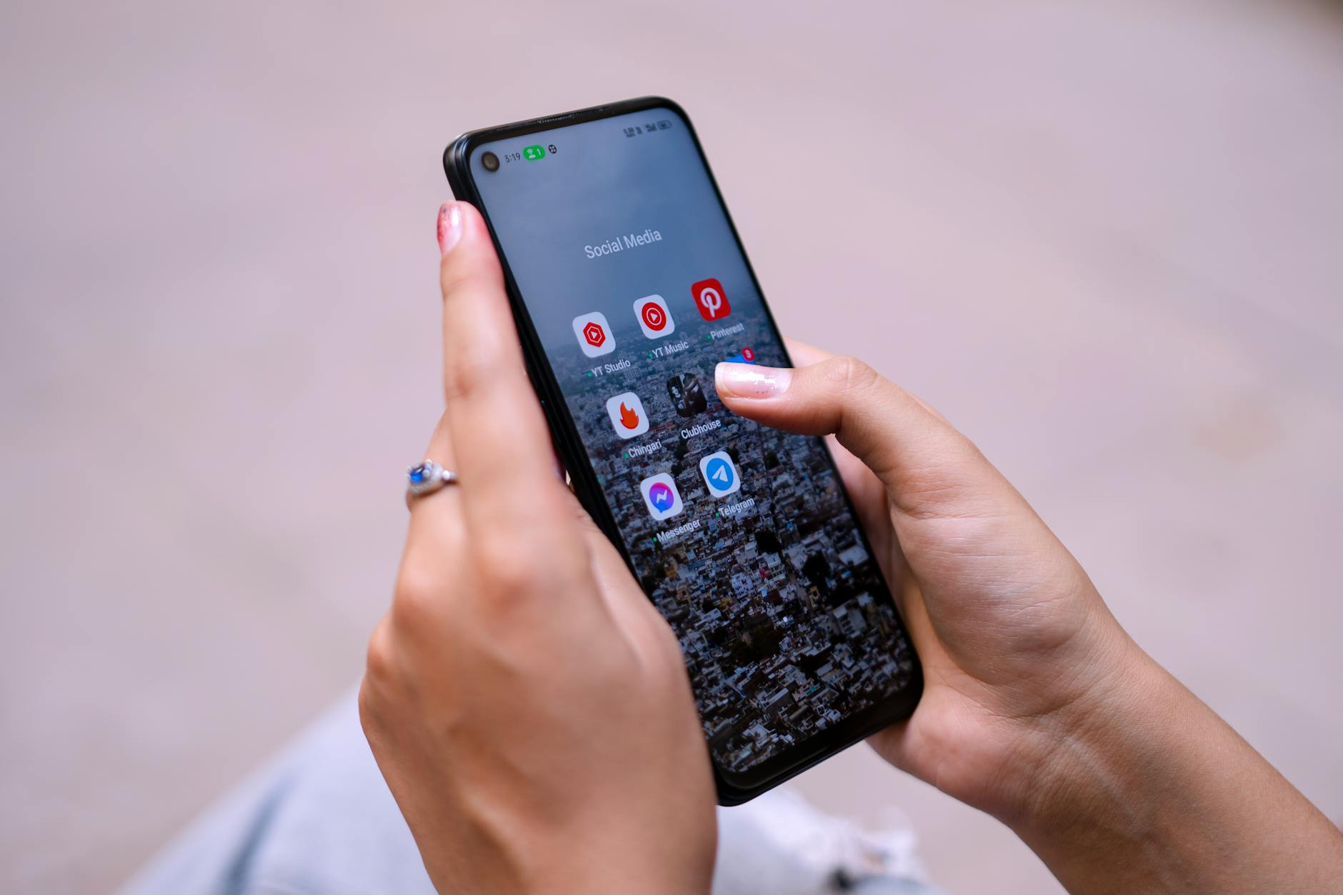 Comprendre pourquoi les faux profils Instagram pullulent : motivations et risques réels — personne utilisant smartphone réseaux sociaux