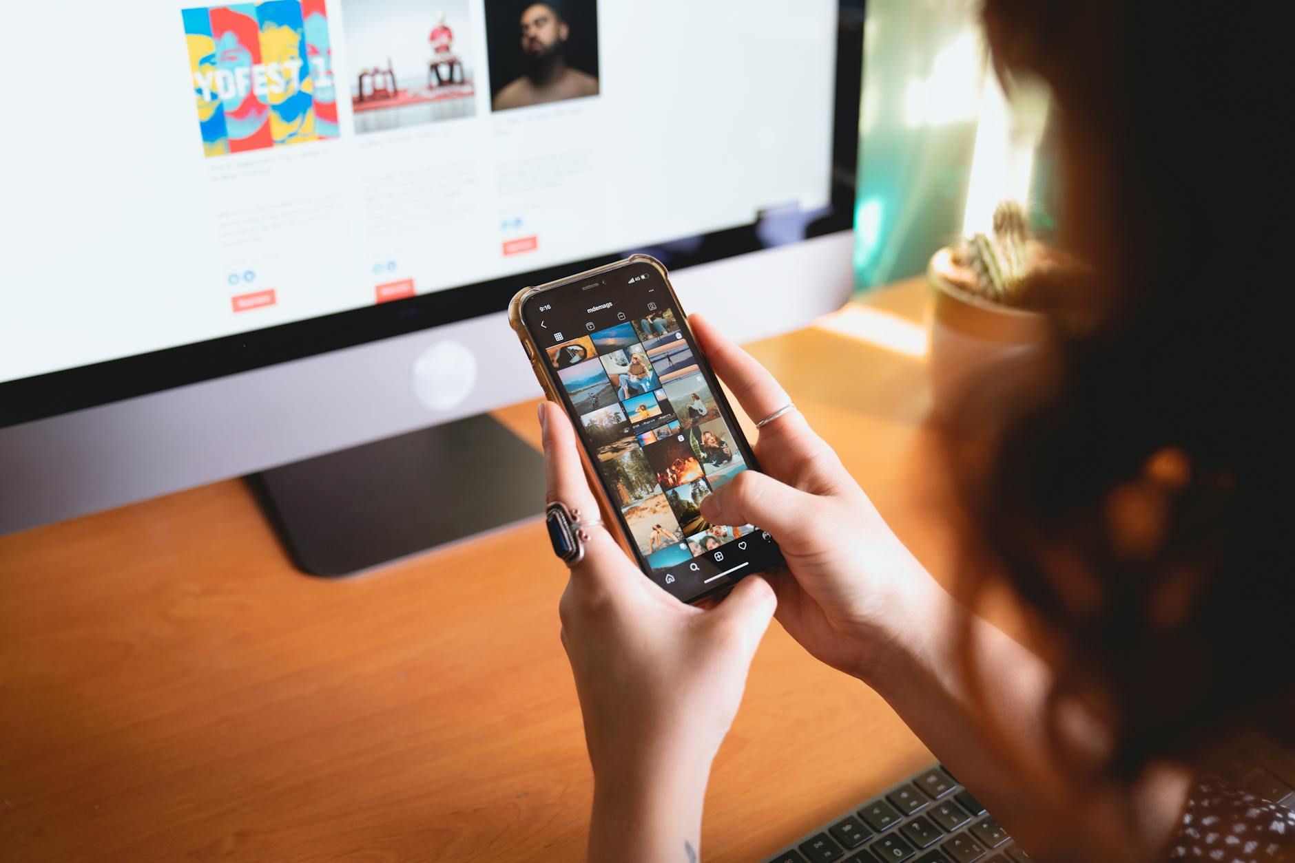 Faux profil sur Instagram photos — personne utilisant smartphone réseaux sociaux
