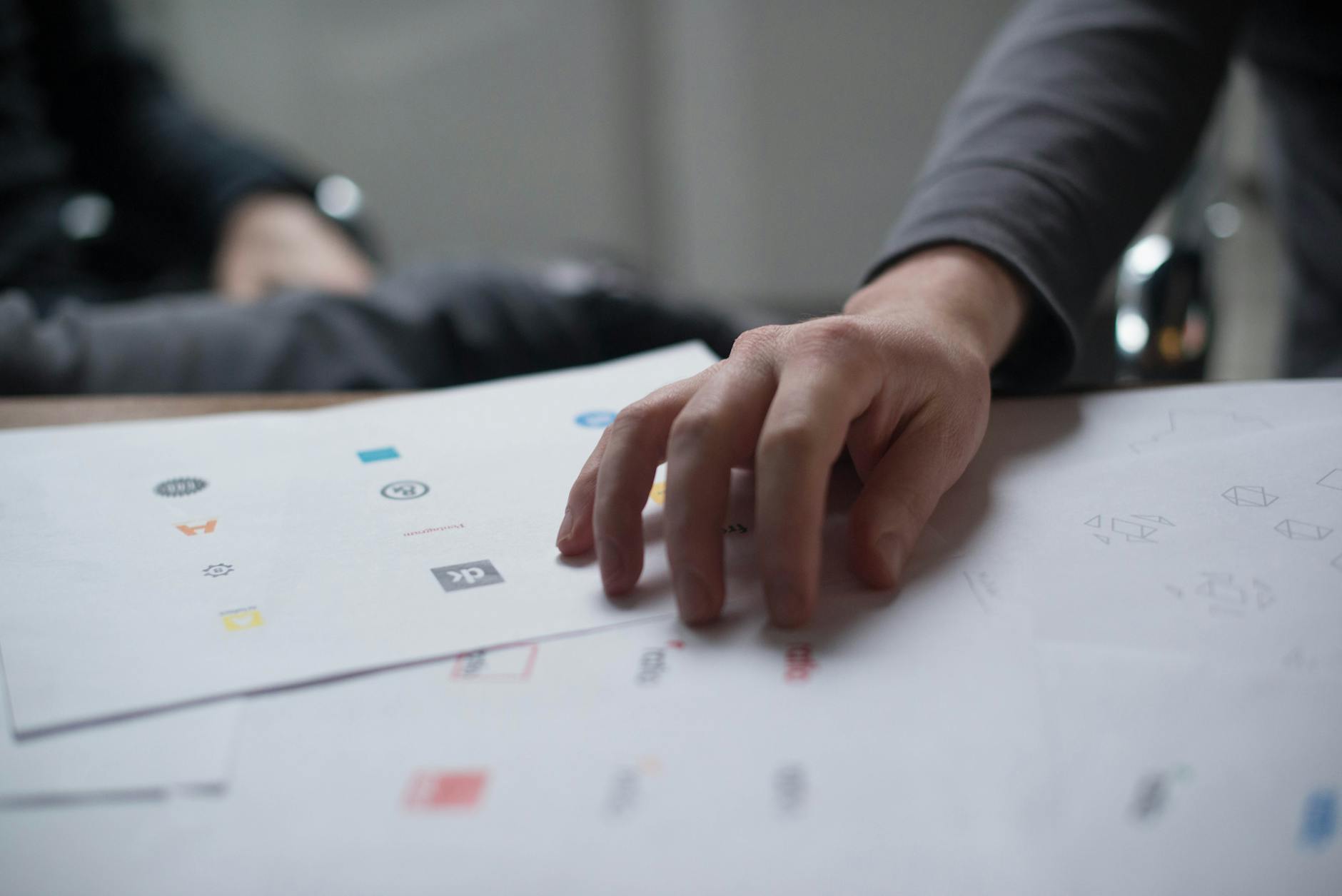 De 30 à 30 000 € : pourquoi les tarifs de création de logo varient autant ? — designer graphique travaillant sur un logo