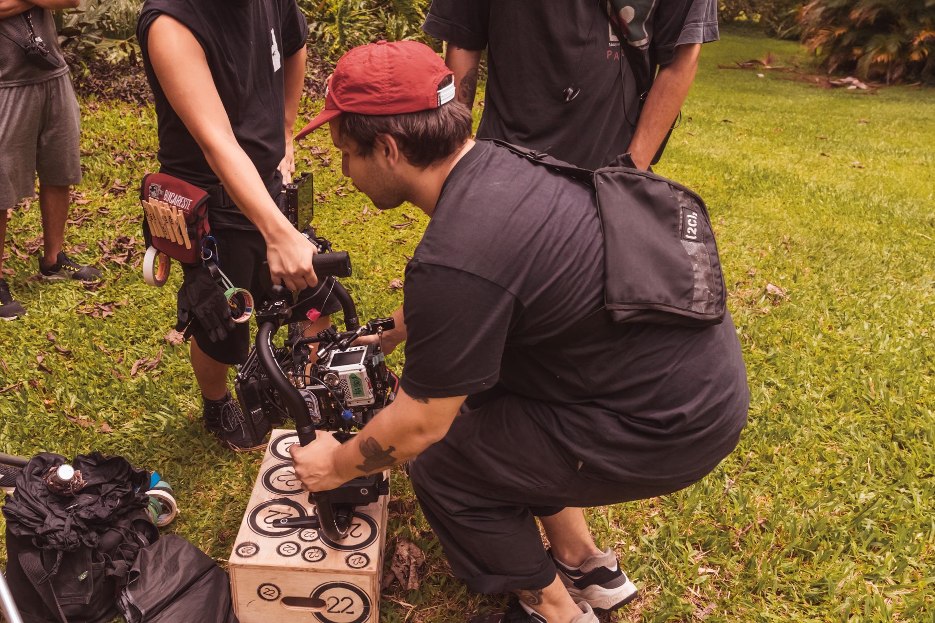 Planification film et durée tournage : à quoi tient vraiment le temps d’un plateau ? — équipe de tournage sur un plateau