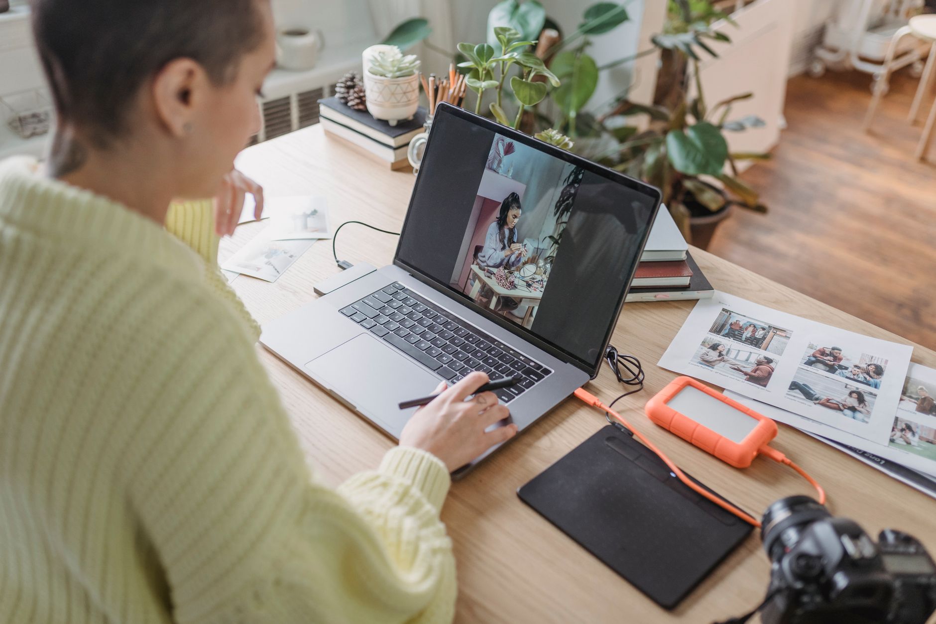 Tarifs montage vidéo freelance : la vérité du marché en 2026 — espace de travail freelance montage vidéo