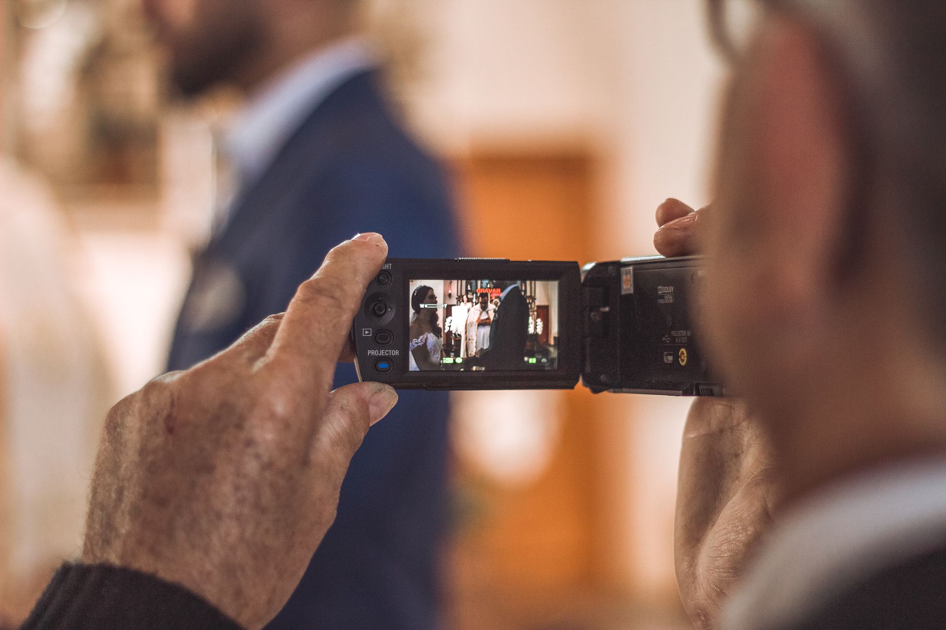 Commencer sa formation vidéaste de mariage : repères et étapes indispensables — vidéaste de mariage filmant la cérémonie