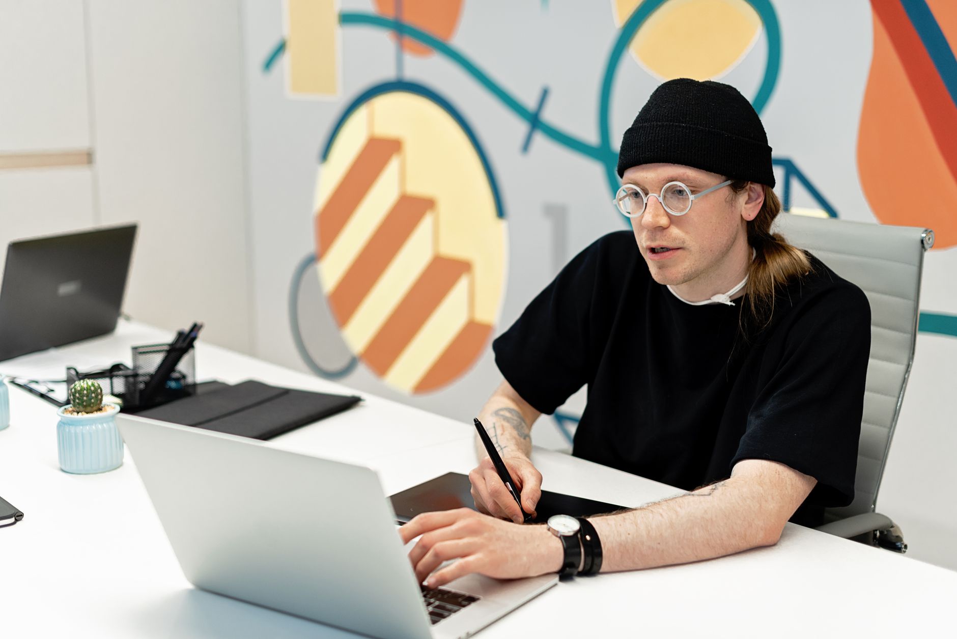 Motion designer et graphiste : un métier créatif à la frontière entre design et animation — motion designer travaillant sur ordinateur