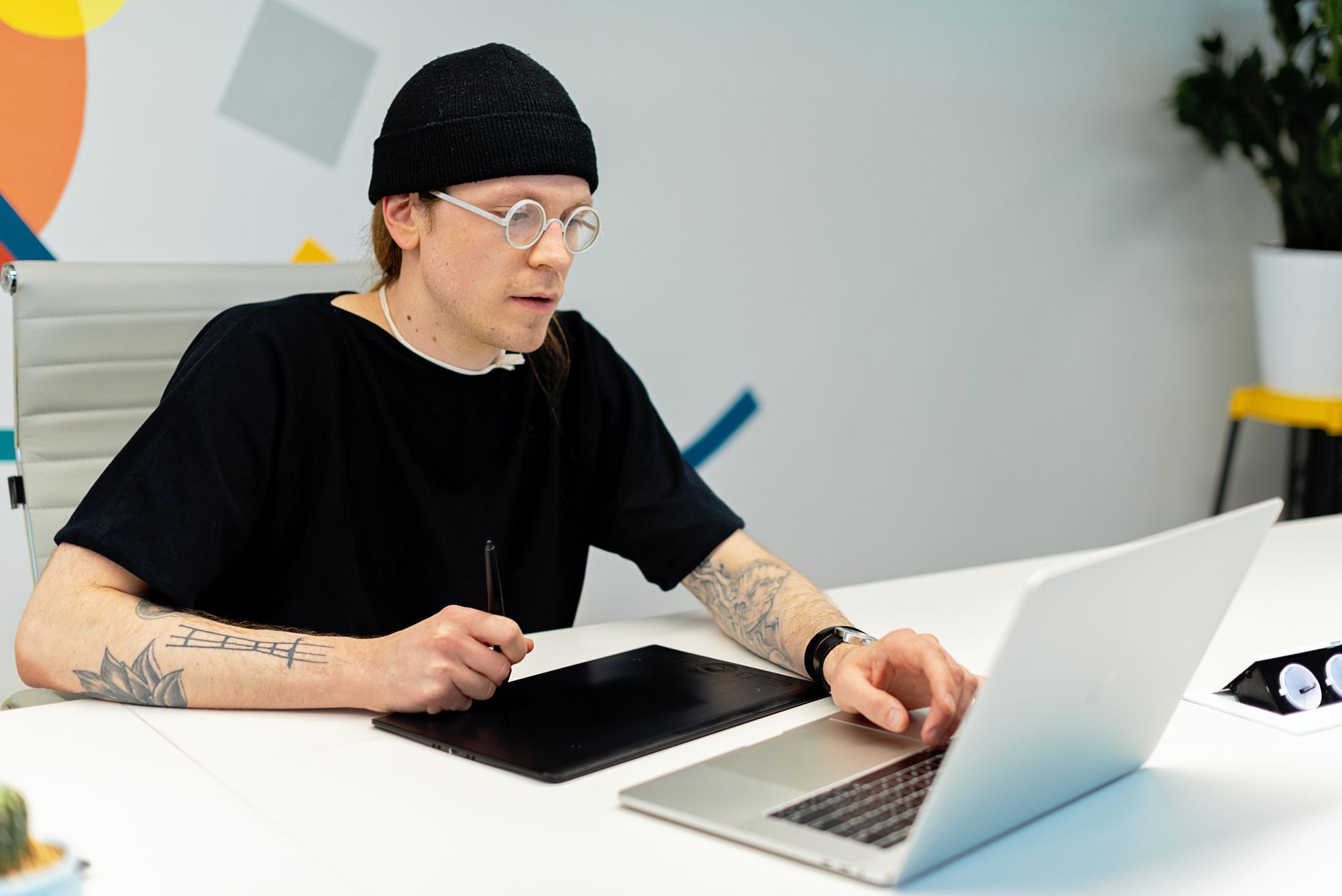 Graphiste motion designer, définition d'un — motion designer travaillant sur ordinateur