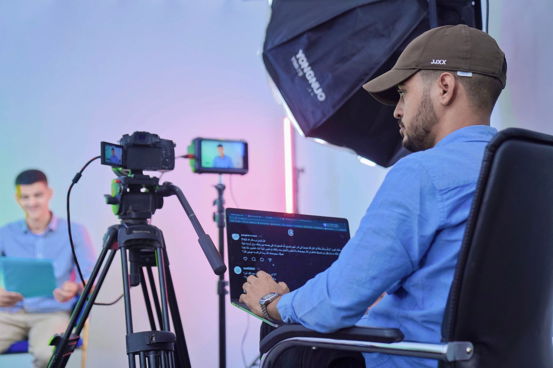 Premiers pas pour se filmer avec son PC sous Windows 10 sans prise de tête — personne enregistrant vidéo sur ordinateur portable