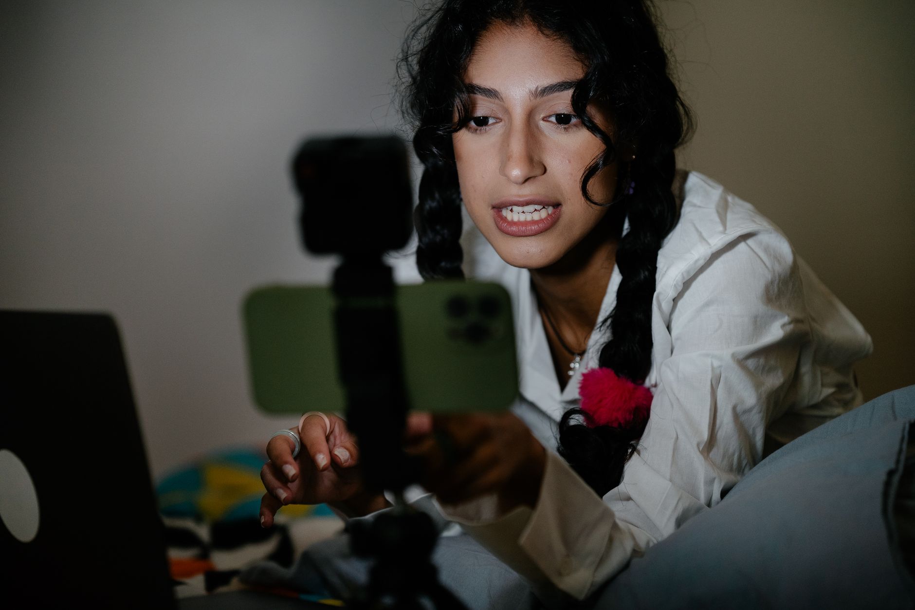 Se filmer avec son PC — personne enregistrant vidéo sur ordinateur portable