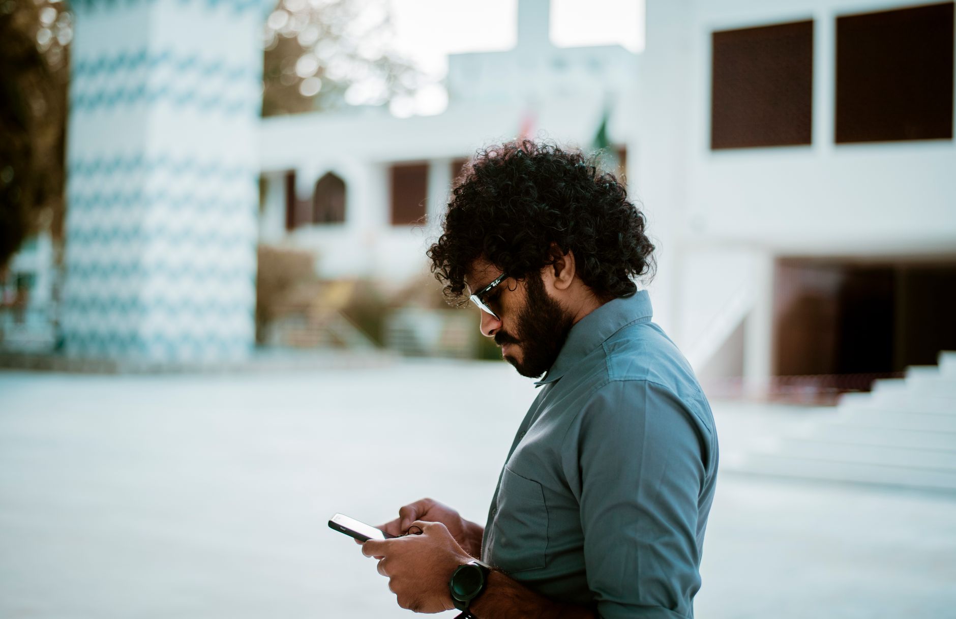 Pourquoi je n'ai plus de — personne utilisant smartphone réseaux sociaux