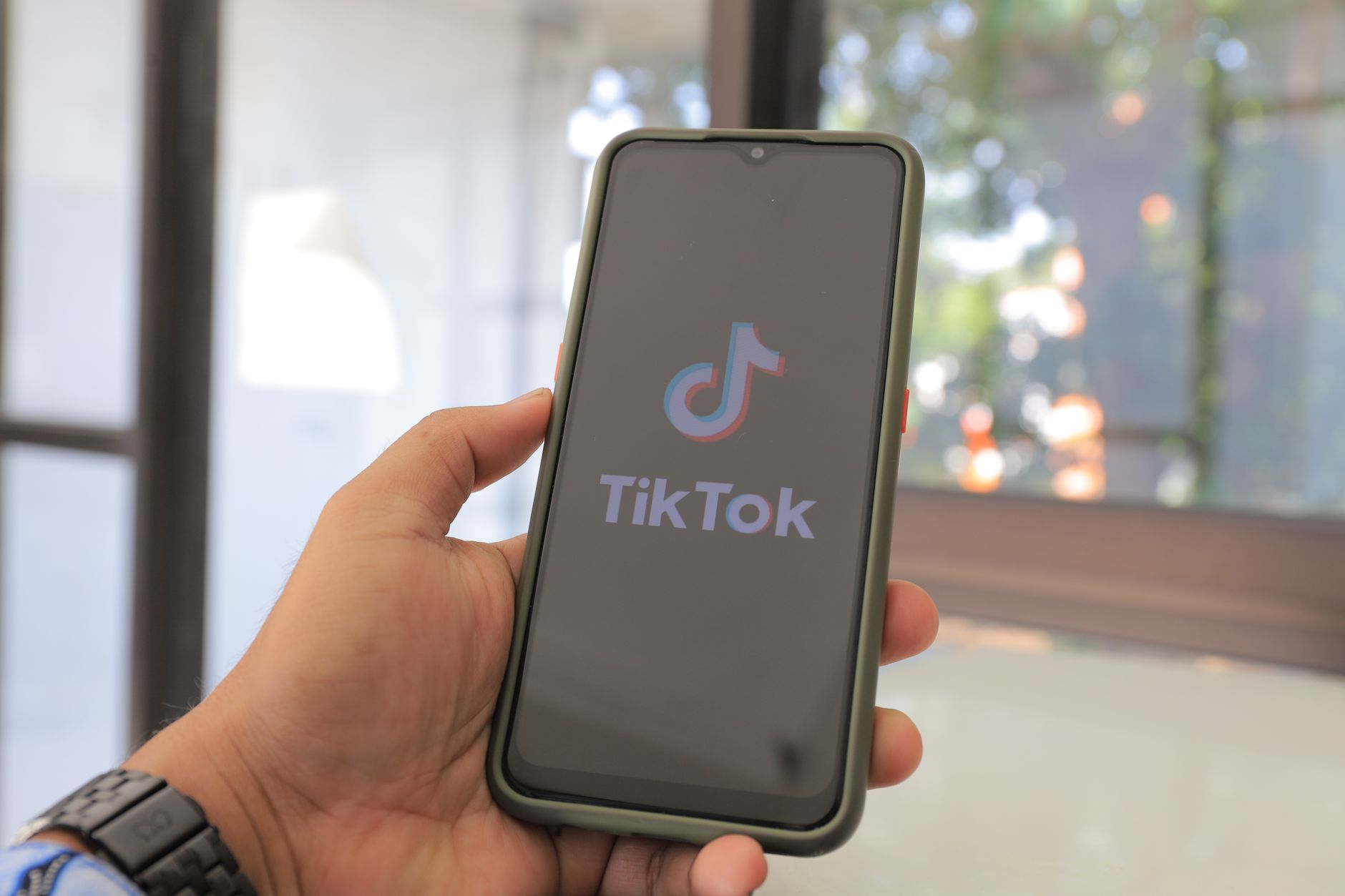 Acheter des abonnés TikTok : ce que vendent réellement les sites — personne utilisant l'application TikTok