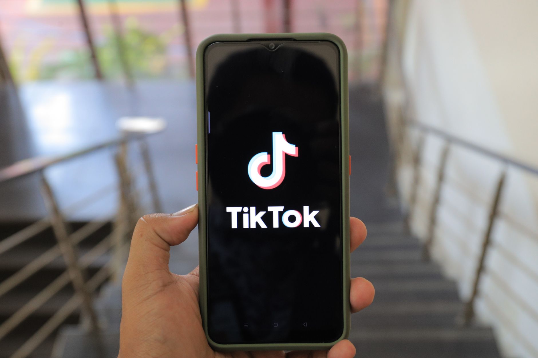 Acheter des abonnés TikTok sites — personne utilisant l'application TikTok
