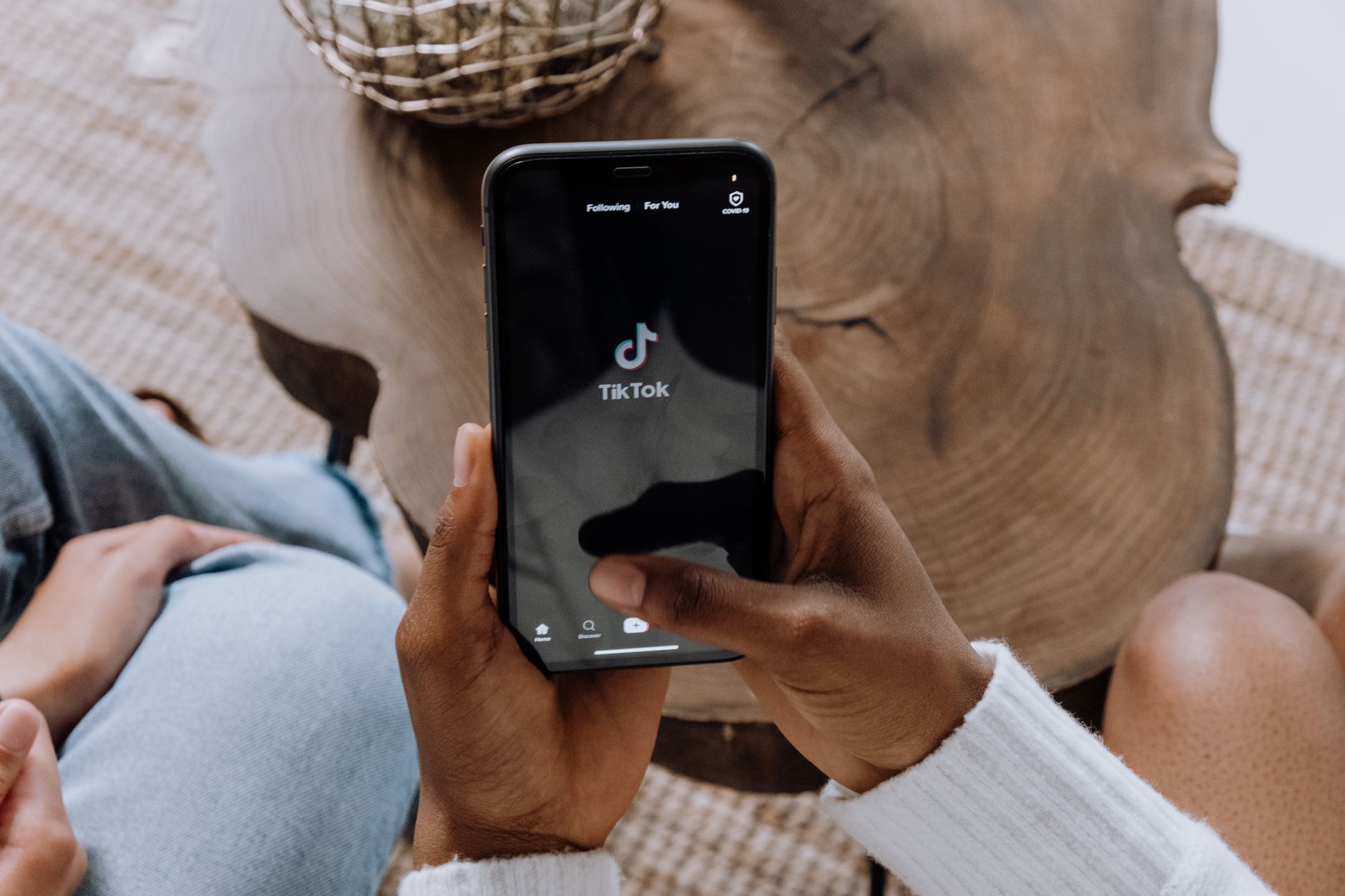 Abonnés TikTok gratuits : les applications utiles, et celles à éviter — personne utilisant l'application TikTok