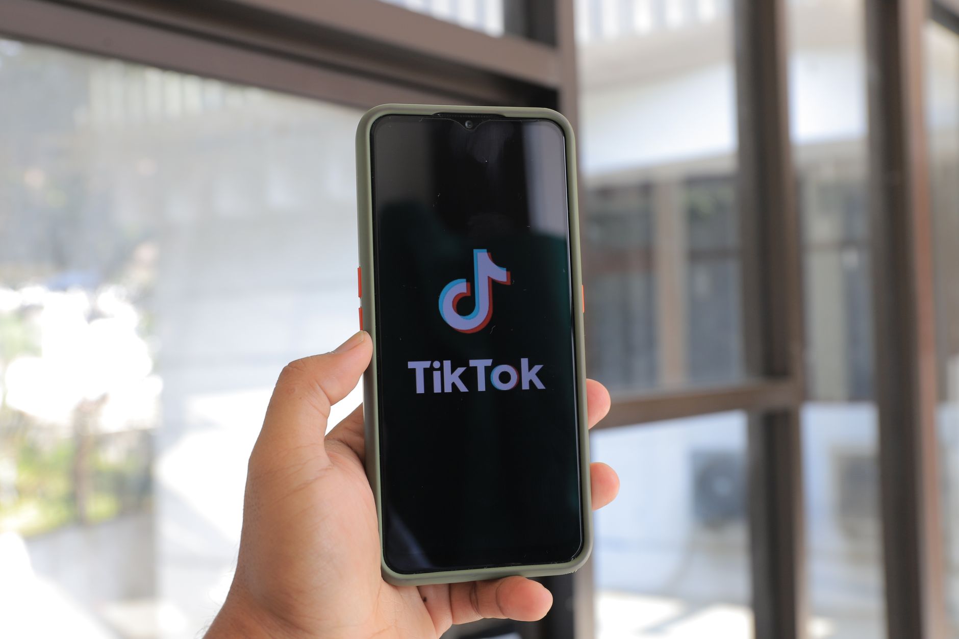 Avoir des abonnés TikTok gratuits — personne utilisant l'application TikTok