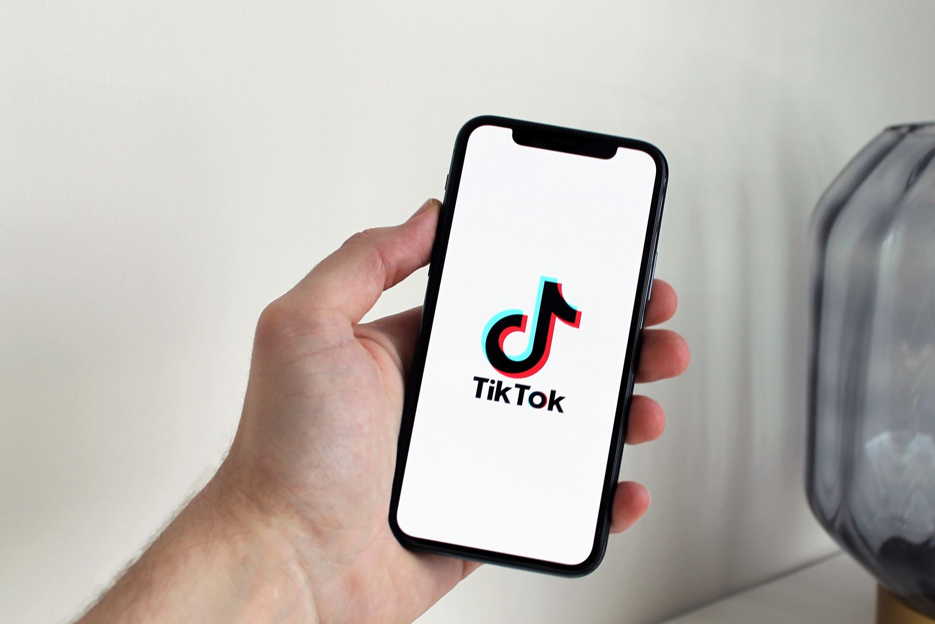 Calculateur de taux d'engagement TikTok — personne utilisant l'application TikTok