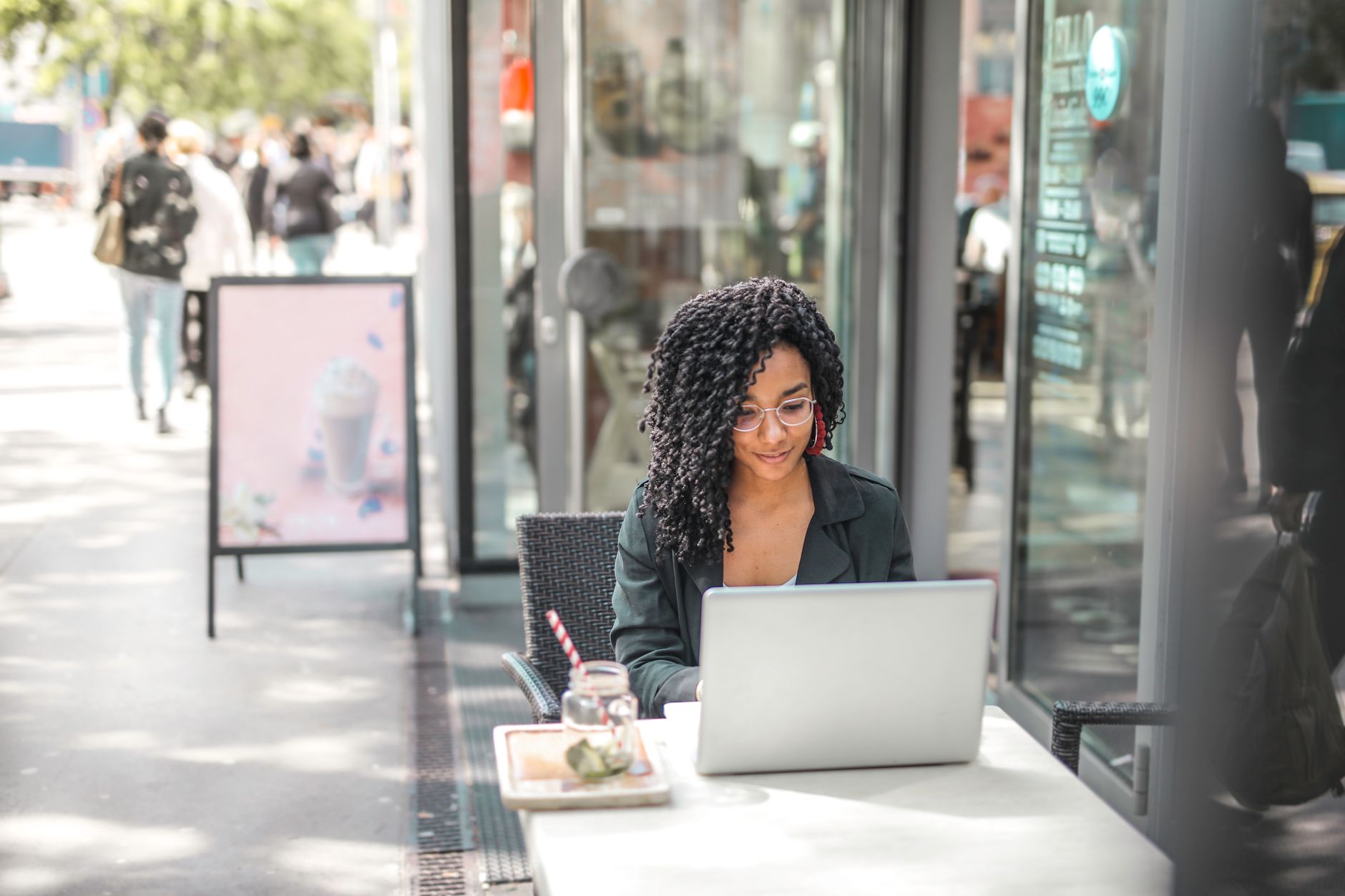 Community manager et création vidéo — community manager travaillant sur ordinateur portable