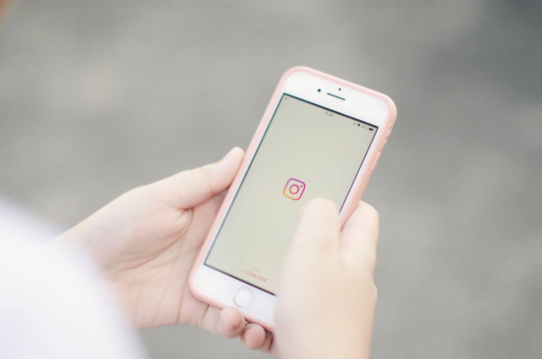 Publication Instagram : pourquoi le lien de la légende ne fonctionne pas — personne utilisant l'application Instagram
